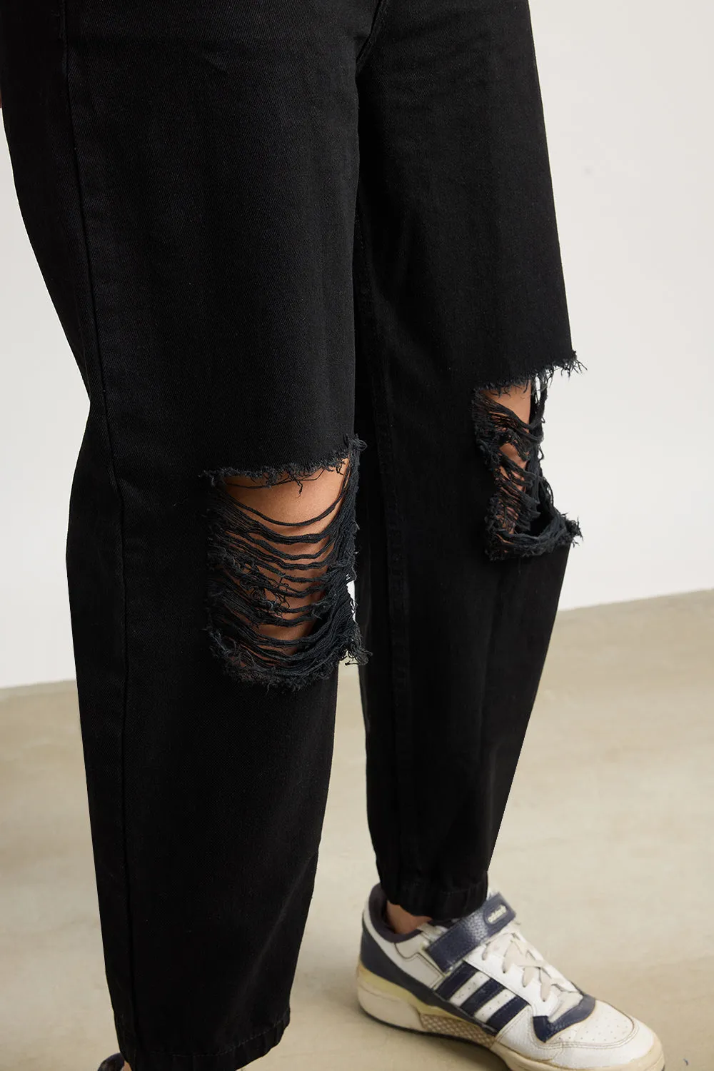 Relaxed Distress Black Jeans