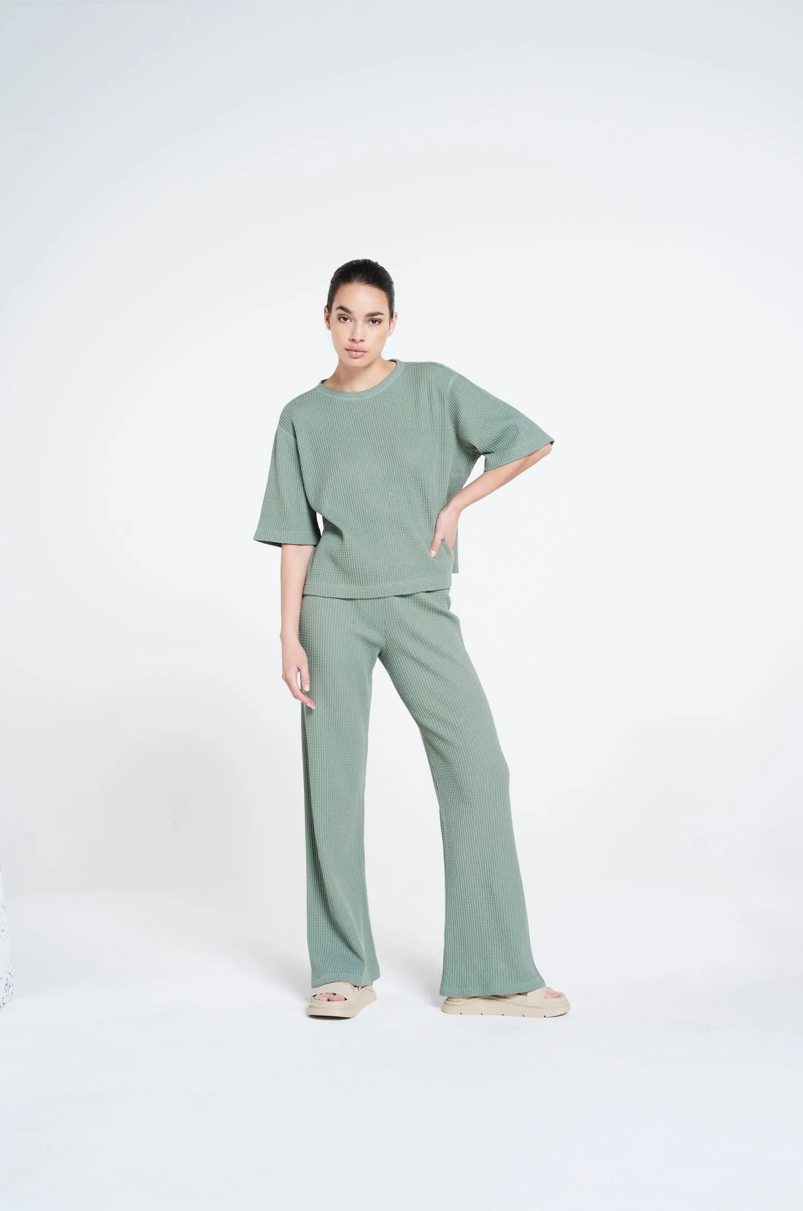 Relaxed fit structured flared pants - Silvered Olive